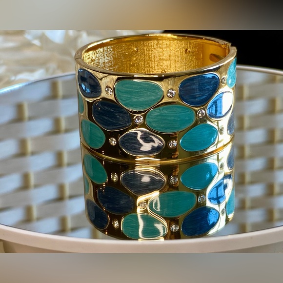 NWT White Australian Crystal and Blue Enameled Bangle Bracelet 7” in Goldtone - Picture 5 of 9